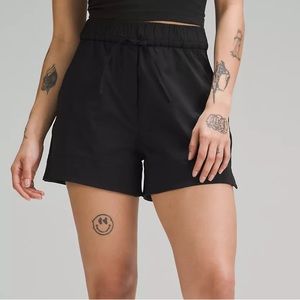 LululemonOn The Fly Mid Rise Short